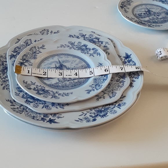 5 piece Johnson Brothers dinnerware - Picture 4 of 6